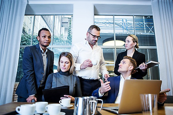 포토 JPG 서양인 응시 여자 남자 40대 흑인 비즈니스 회의 실내 대화 서기 들기 사람 앉기 정장 손짓 여러명 상반신 20대 성인 앞모습 30대 비즈니스라이프 노트북 마주보기 업무 비즈니스맨 비즈니스우먼 뒤돌아보기 커피잔 토론 창가 회의실 문서 오피스룩 사무용책상 성인만 안경낌 국내포토 외국인 라이프스타일 시선 옷 안경 커피 뷰포인트 중년 다수 창문 모션 잔 말하기 청년 내부 장년 전자제품 작업 직장인 책상 파일형식