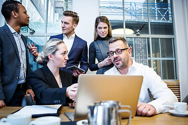 포토 JPG 서양인 응시 여자 남자 40대 흑인 비즈니스 회의 실내 대화 설명 서기 들기 사람 앉기 정장 여러명 상반신 20대 성인 앞모습 옆모습 30대 비즈니스라이프 노트북 펜 마주보기 가리킴 업무 비즈니스맨 비즈니스우먼 토론 창가 책상 회의실 오피스룩 성인만 안경낌 국내포토 외국인 라이프스타일 시선 옷 안경 뷰포인트 중년 가구 다수 창문 모션 말하기 손짓 청년 내부 장년 전자제품 필기구 작업 직장인 파일형식