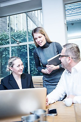 포토 JPG 서양인 응시 여자 남자 40대 비즈니스 회의 실내 대화 서기 미소 들기 사람 앉기 정장 상반신 20대 성인 앞모습 옆모습 세명 30대 비즈니스라이프 노트북 스마트폰 마주보기 업무 비즈니스맨 비즈니스우먼 커피잔 토론 창가 책상 회의실 오피스룩 성인만 국내포토 외국인 라이프스타일 시선 옷 커피 뷰포인트 중년 가구 창문 모션 잔 표정 말하기 청년 내부 장년 전자제품 핸드폰 스마트기기 작업 직장인 파일형식