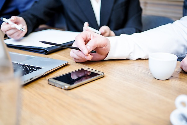 포토 JPG 손 여자 남자 40대 비즈니스 회의 실내 들기 사람 앉기 정장 근접촬영 상반신 20대 성인 두명 앞모습 신체부위 비즈니스라이프 노트북 스마트폰 펜 업무 커피잔 토론 책상 회의실 문서 팔 오피스룩 성인만 국내포토 라이프스타일 옷 커피 뷰포인트 중년 가구 모션 잔 청년 내부 전자제품 핸드폰 스마트기기 필기구 작업 파일형식