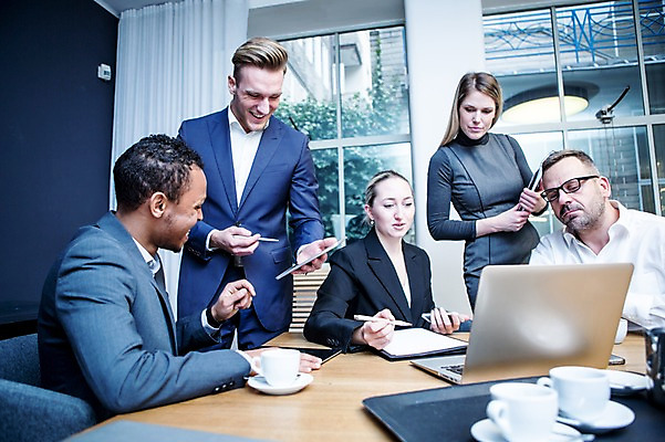 포토 JPG 서양인 응시 여자 남자 40대 흑인 비즈니스 회의 실내 서기 미소 사람 앉기 정장 여러명 상반신 20대 성인 앞모습 옆모습 30대 비즈니스라이프 노트북 태블릿 펜 기쁨 업무 비즈니스맨 비즈니스우먼 커피잔 토론 창가 책상 회의실 문서 보여주기 오피스룩 성인만 안경낌 국내포토 외국인 라이프스타일 시선 옷 감정 안경 커피 뷰포인트 중년 가구 다수 창문 모션 잔 표정 청년 내부 장년 전자제품 스마트기기 필기구 작업 직장인 파일형식