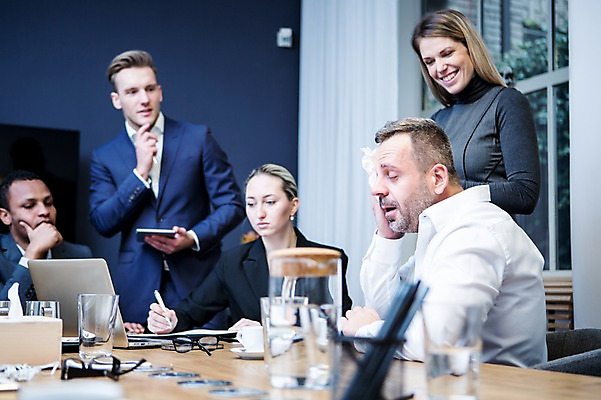 포토 JPG 서양인 응시 여자 남자 안경 40대 흑인 비즈니스 회의 실내 서기 미소 사람 앉기 정장 여러명 상반신 20대 성인 앞모습 옆모습 30대 비즈니스라이프 노트북 펜 턱괴기 기록 업무 비즈니스맨 비즈니스우먼 토론 창가 물컵 눈물 회의실 닦기 오피스룩 사무용책상 심각 성인만 국내포토 외국인 라이프스타일 시선 잡화 옷 감정 뷰포인트 중년 다수 컨셉 창문 모션 표정 청년 내부 컵 장년 전자제품 필기구 작업 직장인 책상 파일형식