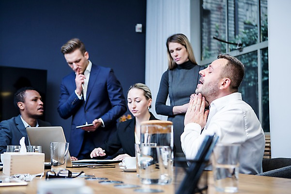 포토 JPG 서양인 응시 여자 남자 40대 흑인 생각 비즈니스 회의 실내 서기 사람 앉기 정장 여러명 상반신 20대 성인 앞모습 옆모습 30대 비즈니스라이프 노트북 펜 업무 비즈니스맨 비즈니스우먼 토론 창가 물컵 책상 회의실 고민 오피스룩 심각 절규 성인만 국내포토 외국인 라이프스타일 시선 옷 감정 뷰포인트 중년 가구 다수 컨셉 창문 모션 청년 내부 컵 장년 전자제품 필기구 작업 직장인 파일형식