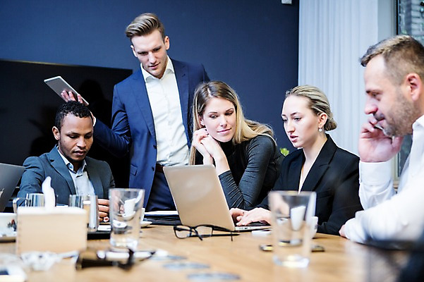 포토 JPG 서양인 응시 여자 남자 안경 40대 흑인 비즈니스 회의 실내 대화 서기 미소 사람 앉기 정장 여러명 상반신 20대 성인 앞모습 옆모습 30대 비즈니스라이프 노트북 스마트폰 태블릿 업무 작업 비즈니스맨 비즈니스우먼 토론 물컵 책상 회의실 통화 오피스룩 성인만 국내포토 외국인 라이프스타일 시선 잡화 옷 뷰포인트 중년 가구 다수 모션 표정 말하기 청년 내부 컵 장년 전자제품 핸드폰 스마트기기 직장인 파일형식