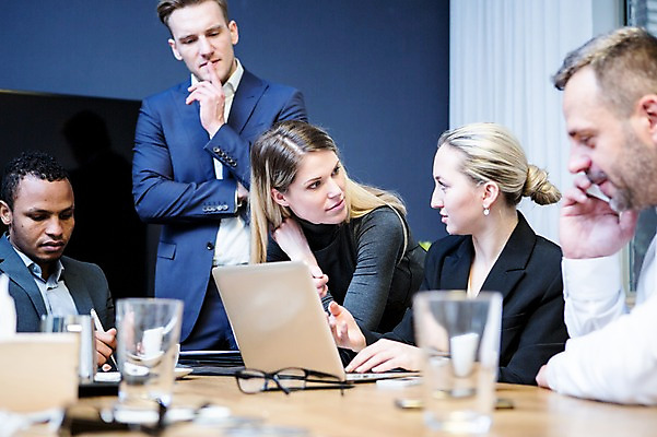 포토 JPG 서양인 응시 여자 남자 40대 흑인 생각 비즈니스 회의 실내 대화 서기 사람 앉기 정장 여러명 상반신 20대 성인 앞모습 옆모습 30대 비즈니스라이프 노트북 스마트폰 펜 마주보기 타이핑 기록 업무 비즈니스맨 비즈니스우먼 토론 물컵 책상 회의실 고민 통화 오피스룩 성인만 국내포토 외국인 라이프스타일 시선 옷 감정 뷰포인트 중년 가구 다수 모션 말하기 청년 내부 컵 장년 전자제품 핸드폰 스마트기기 필기구 작업 직장인 파일형식