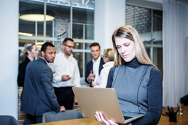 포토 JPG 서양인 응시 여자 남자 40대 50대 흑인 비즈니스 회의 실내 대화 서기 들기 사람 정장 여러명 상반신 20대 성인 앞모습 옆모습 뒷모습 30대 비즈니스라이프 노트북 업무 작업 비즈니스맨 비즈니스우먼 뒤돌아보기 창가 회의실 걸터앉기 오피스룩 성인만 국내포토 외국인 라이프스타일 시선 옷 뷰포인트 중년 다수 창문 모션 말하기 앉기 청년 내부 장년 전자제품 직장인 파일형식