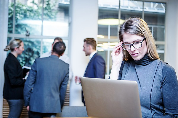 포토 JPG 서양인 응시 여자 남자 40대 흑인 비즈니스 회의 실내 대화 서기 사람 정장 여러명 상반신 20대 성인 앞모습 옆모습 뒷모습 30대 비즈니스라이프 노트북 잡기 업무 비즈니스맨 비즈니스우먼 창가 회의실 오피스룩 안경다리 성인만 안경낌 국내포토 외국인 라이프스타일 시선 옷 안경 뷰포인트 중년 다수 창문 모션 말하기 청년 내부 장년 전자제품 작업 직장인 파일형식