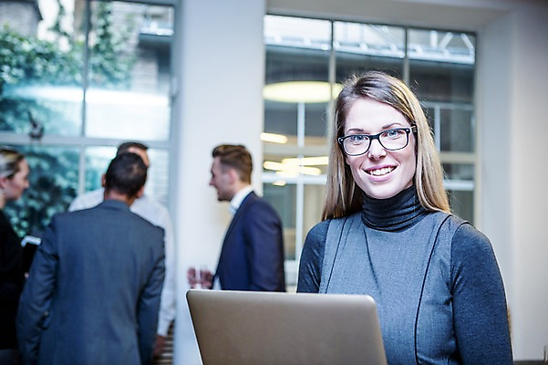 포토 JPG 서양인 응시 여자 남자 40대 흑인 비즈니스 회의 실내 대화 서기 미소 들기 사람 정장 여러명 상반신 20대 성인 앞모습 옆모습 뒷모습 30대 비즈니스라이프 노트북 업무 비즈니스맨 비즈니스우먼 창가 회의실 리더 오피스룩 성인만 안경낌 팀장 국내포토 외국인 라이프스타일 시선 옷 안경 뷰포인트 중년 다수 창문 모션 표정 말하기 청년 내부 장년 전자제품 작업 직장인 파일형식