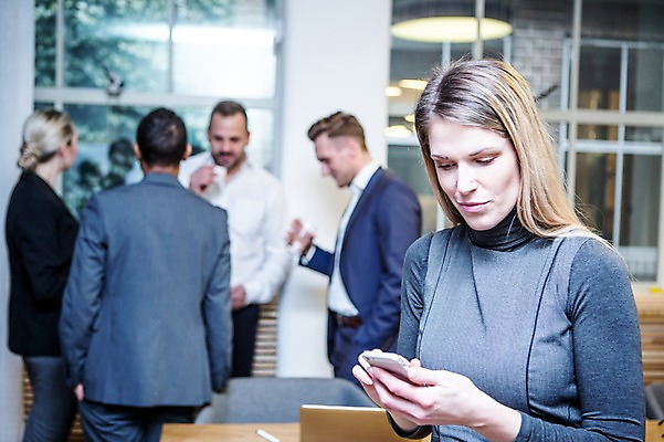 포토 JPG 서양인 응시 여자 남자 40대 흑인 비즈니스 회의 실내 대화 서기 미소 사람 정장 여러명 상반신 20대 성인 앞모습 옆모습 뒷모습 30대 비즈니스라이프 스마트폰 업무 비즈니스맨 비즈니스우먼 창가 회의실 오피스룩 성인만 국내포토 외국인 라이프스타일 시선 옷 뷰포인트 중년 다수 창문 모션 표정 말하기 청년 내부 장년 핸드폰 스마트기기 작업 직장인 파일형식