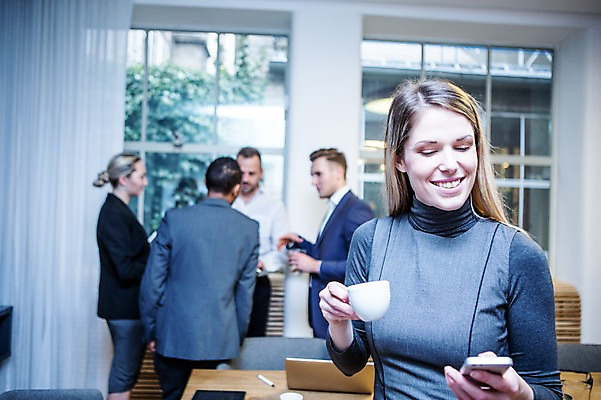 포토 JPG 서양인 응시 여자 남자 40대 흑인 비즈니스 회의 실내 대화 서기 미소 들기 사람 정장 여러명 상반신 20대 성인 앞모습 옆모습 뒷모습 30대 비즈니스라이프 스마트폰 업무 비즈니스맨 비즈니스우먼 커피잔 창가 회의실 걸터앉기 오피스룩 성인만 국내포토 외국인 라이프스타일 시선 옷 커피 뷰포인트 중년 다수 창문 모션 잔 표정 말하기 앉기 청년 내부 장년 핸드폰 스마트기기 작업 직장인 파일형식