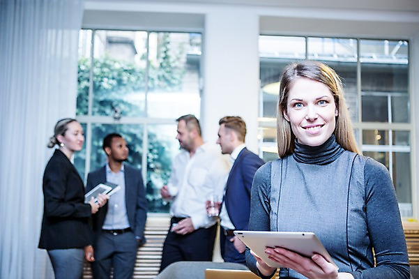포토 JPG 서양인 응시 여자 남자 40대 흑인 비즈니스 회의 실내 대화 서기 미소 들기 사람 정장 여러명 상반신 20대 성인 앞모습 옆모습 30대 비즈니스라이프 태블릿 업무 비즈니스맨 비즈니스우먼 창가 회의실 리더 오피스룩 성인만 팀장 국내포토 외국인 라이프스타일 시선 옷 뷰포인트 중년 다수 창문 모션 표정 말하기 청년 내부 장년 전자제품 스마트기기 작업 직장인 파일형식