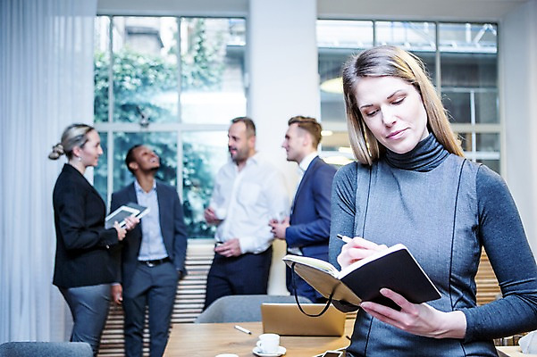 포토 JPG 서양인 응시 여자 남자 40대 흑인 비즈니스 회의 실내 대화 서기 미소 들기 사람 정장 여러명 상반신 20대 성인 앞모습 옆모습 30대 비즈니스라이프 다이어리 기록 업무 비즈니스맨 비즈니스우먼 창가 책상 회의실 리더 걸터앉기 오피스룩 성인만 팀장 국내포토 외국인 라이프스타일 시선 옷 뷰포인트 중년 가구 다수 창문 모션 표정 말하기 앉기 청년 내부 장년 사무용품 작업 직장인 파일형식