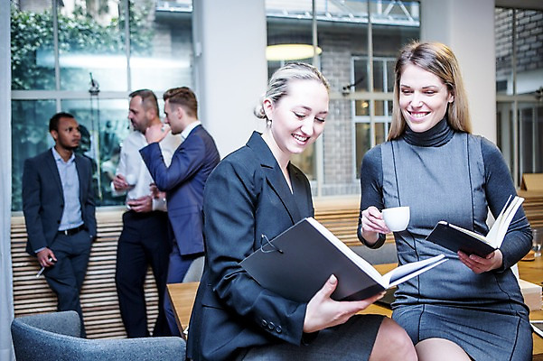 포토 JPG 서양인 응시 여자 남자 40대 흑인 비즈니스 회의 실내 대화 서기 미소 들기 사람 정장 여러명 상반신 20대 성인 앞모습 옆모습 30대 비즈니스라이프 다이어리 업무 비즈니스맨 비즈니스우먼 커피잔 창가 책상 회의실 문서 걸터앉기 오피스룩 성인만 국내포토 외국인 라이프스타일 시선 옷 커피 뷰포인트 중년 가구 다수 창문 모션 잔 표정 말하기 앉기 청년 내부 장년 사무용품 작업 직장인 파일형식