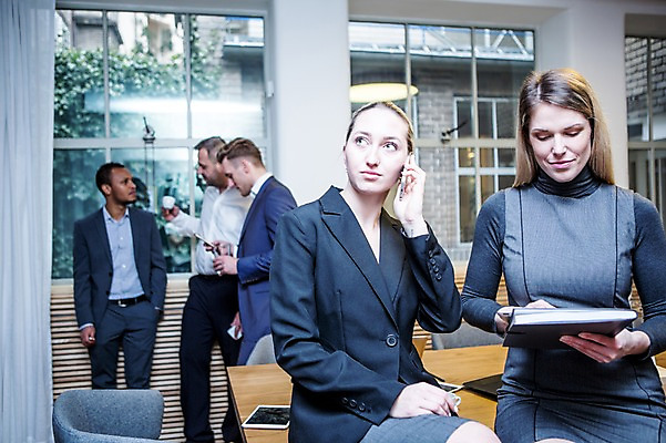 포토 JPG 전신 응시 여자 남자 40대 비즈니스 회의 실내 대화 서기 들기 사람 정장 여러명 상반신 20대 성인 앞모습 옆모습 30대 비즈니스라이프 스마트폰 업무 비즈니스맨 비즈니스우먼 창가 책상 회의실 문서 통화 걸터앉기 오피스룩 성인만 국내포토 라이프스타일 시선 옷 뷰포인트 중년 가구 다수 창문 모션 말하기 앉기 청년 내부 장년 핸드폰 스마트기기 작업 직장인 파일형식