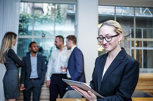 포토 JPG 서양인 응시 여자 남자 40대 흑인 비즈니스 회의 실내 대화 서기 미소 들기 사람 정장 여러명 상반신 20대 성인 앞모습 옆모습 30대 비즈니스라이프 태블릿 업무 비즈니스맨 비즈니스우먼 창가 회의실 리더 걸터앉기 오피스룩 성인만 안경낌 팀장 국내포토 외국인 라이프스타일 시선 옷 안경 뷰포인트 중년 다수 창문 모션 표정 말하기 앉기 청년 내부 장년 전자제품 스마트기기 작업 직장인 파일형식