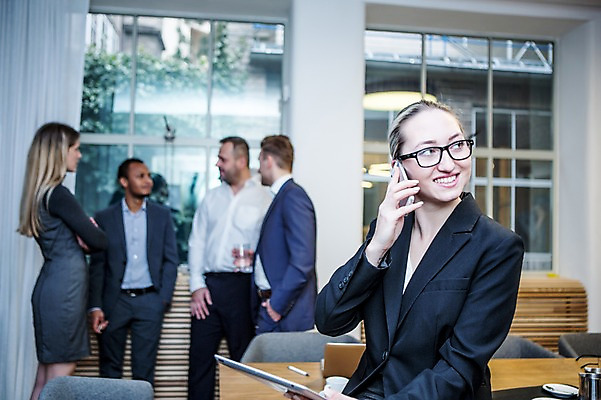 포토 JPG 서양인 응시 여자 남자 40대 흑인 비즈니스 회의 실내 대화 서기 미소 들기 사람 앉기 정장 여러명 상반신 20대 성인 앞모습 옆모습 30대 비즈니스라이프 스마트폰 태블릿 팔짱 업무 비즈니스맨 비즈니스우먼 창가 회의실 통화 오피스룩 성인만 안경낌 국내포토 외국인 라이프스타일 시선 옷 안경 뷰포인트 중년 다수 창문 모션 표정 말하기 청년 내부 장년 전자제품 핸드폰 스마트기기 작업 직장인 파일형식