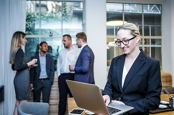 포토 JPG 서양인 응시 여자 남자 40대 흑인 비즈니스 회의 실내 대화 서기 미소 사람 정장 여러명 상반신 20대 성인 앞모습 옆모습 30대 비즈니스라이프 노트북 업무 작업 비즈니스맨 비즈니스우먼 창가 책상 회의실 리더 걸터앉기 오피스룩 성인만 안경낌 팀장 국내포토 외국인 라이프스타일 시선 옷 안경 뷰포인트 중년 가구 다수 창문 모션 표정 말하기 앉기 청년 내부 장년 전자제품 직장인 파일형식