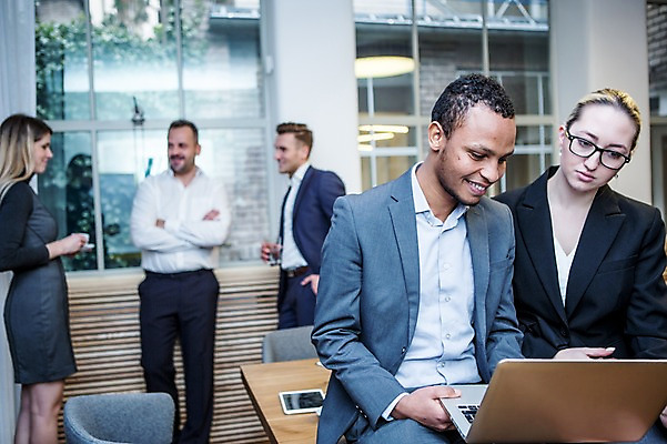 포토 JPG 서양인 응시 여자 남자 40대 흑인 비즈니스 회의 실내 대화 서기 미소 사람 정장 여러명 상반신 20대 성인 앞모습 옆모습 30대 비즈니스라이프 노트북 업무 비즈니스맨 비즈니스우먼 창가 회의실 걸터앉기 오피스룩 성인만 안경낌 국내포토 외국인 라이프스타일 시선 옷 안경 뷰포인트 중년 다수 창문 모션 표정 말하기 앉기 청년 내부 장년 전자제품 작업 직장인 파일형식