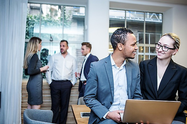 포토 JPG 서양인 응시 여자 남자 40대 흑인 비즈니스 회의 실내 대화 서기 미소 들기 사람 정장 여러명 상반신 20대 성인 앞모습 옆모습 30대 비즈니스라이프 노트북 마주보기 업무 비즈니스맨 비즈니스우먼 창가 회의실 걸터앉기 오피스룩 성인만 안경낌 국내포토 외국인 라이프스타일 시선 옷 안경 뷰포인트 중년 다수 창문 모션 표정 말하기 앉기 청년 내부 장년 전자제품 작업 직장인 파일형식