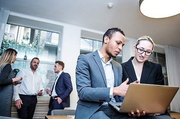 포토 JPG 서양인 응시 여자 남자 40대 흑인 비즈니스 회의 실내 대화 서기 미소 들기 사람 정장 손짓 여러명 상반신 20대 성인 앞모습 옆모습 30대 비즈니스라이프 노트북 업무 비즈니스맨 비즈니스우먼 창가 회의실 걸터앉기 오피스룩 성인만 안경낌 국내포토 외국인 라이프스타일 시선 옷 안경 뷰포인트 중년 다수 창문 모션 표정 말하기 앉기 청년 내부 장년 전자제품 작업 직장인 파일형식