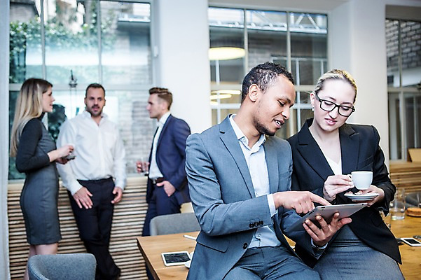 포토 JPG 서양인 응시 여자 남자 40대 흑인 비즈니스 회의 실내 대화 서기 들기 사람 정장 여러명 상반신 20대 성인 앞모습 옆모습 30대 비즈니스라이프 태블릿 가리킴 업무 비즈니스맨 비즈니스우먼 커피잔 창가 회의실 보여주기 걸터앉기 오피스룩 성인만 안경낌 국내포토 외국인 라이프스타일 시선 옷 안경 커피 뷰포인트 중년 다수 창문 모션 잔 말하기 앉기 손짓 청년 내부 장년 전자제품 스마트기기 작업 직장인 파일형식