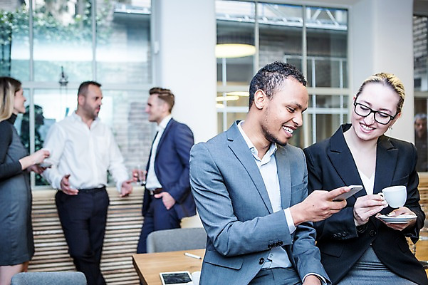 포토 JPG 응시 여자 남자 40대 비즈니스 회의 실내 대화 서기 미소 들기 사람 정장 여러명 상반신 20대 성인 앞모습 옆모습 30대 비즈니스라이프 스마트폰 업무 비즈니스맨 비즈니스우먼 커피잔 창가 회의실 보여주기 걸터앉기 오피스룩 성인만 안경낌 국내포토 라이프스타일 시선 옷 안경 커피 뷰포인트 중년 다수 창문 모션 잔 표정 말하기 앉기 청년 내부 장년 핸드폰 스마트기기 작업 직장인 파일형식