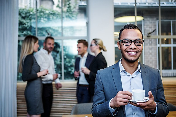 포토 JPG 서양인 응시 여자 남자 40대 흑인 비즈니스 회의 실내 대화 서기 미소 들기 사람 정장 여러명 상반신 20대 성인 앞모습 옆모습 30대 비즈니스라이프 업무 비즈니스맨 비즈니스우먼 커피잔 창가 회의실 오피스룩 성인만 안경낌 국내포토 외국인 라이프스타일 시선 옷 안경 커피 뷰포인트 중년 다수 창문 모션 잔 표정 말하기 청년 내부 장년 작업 직장인 파일형식