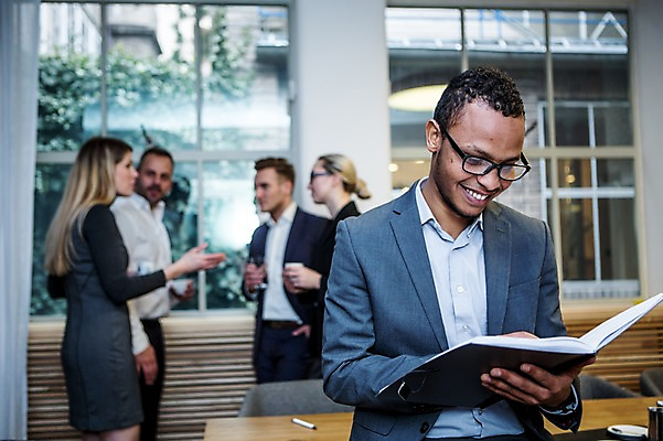 포토 JPG 서양인 응시 여자 남자 40대 흑인 비즈니스 회의 실내 대화 서기 미소 들기 사람 정장 여러명 상반신 20대 성인 앞모습 옆모습 30대 비즈니스라이프 업무 비즈니스맨 비즈니스우먼 창가 회의실 리더 문서 걸터앉기 오피스룩 성인만 안경낌 팀장 국내포토 외국인 라이프스타일 시선 옷 안경 뷰포인트 중년 다수 창문 모션 표정 말하기 앉기 청년 내부 장년 작업 직장인 파일형식