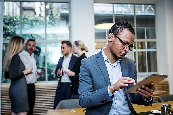 포토 JPG 서양인 응시 여자 남자 40대 흑인 비즈니스 회의 실내 대화 서기 들기 사람 정장 여러명 상반신 20대 성인 앞모습 옆모습 30대 비즈니스라이프 태블릿 터치 업무 비즈니스맨 비즈니스우먼 창가 회의실 리더 오피스룩 성인만 안경낌 팀장 국내포토 외국인 라이프스타일 시선 옷 안경 뷰포인트 중년 다수 창문 모션 말하기 청년 내부 장년 전자제품 스마트기기 작업 직장인 파일형식