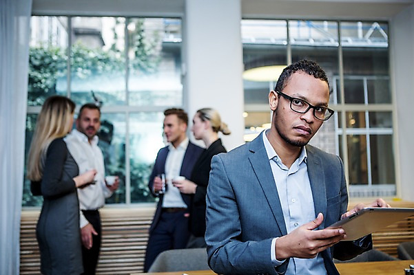 포토 JPG 서양인 응시 여자 남자 40대 흑인 비즈니스 회의 실내 대화 서기 들기 사람 정장 여러명 상반신 20대 성인 앞모습 옆모습 30대 비즈니스라이프 태블릿 터치 업무 비즈니스맨 비즈니스우먼 창가 회의실 리더 오피스룩 성인만 안경낌 팀장 국내포토 외국인 라이프스타일 시선 옷 안경 뷰포인트 중년 다수 창문 모션 말하기 청년 내부 장년 전자제품 스마트기기 작업 직장인 파일형식