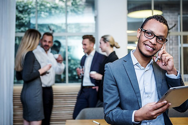 포토 JPG 서양인 여자 남자 40대 흑인 비즈니스 회의 실내 대화 서기 미소 들기 사람 정장 여러명 상반신 20대 성인 앞모습 옆모습 30대 비즈니스라이프 스마트폰 태블릿 업무 비즈니스맨 비즈니스우먼 창가 회의실 리더 통화 오피스룩 성인만 안경낌 팀장 국내포토 외국인 라이프스타일 옷 안경 뷰포인트 중년 다수 창문 모션 표정 말하기 청년 내부 장년 전자제품 핸드폰 스마트기기 작업 직장인 파일형식