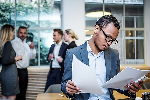 포토 JPG 서양인 응시 여자 남자 40대 흑인 비즈니스 회의 실내 대화 서기 사람 정장 여러명 상반신 20대 성인 앞모습 옆모습 30대 비즈니스라이프 업무 비즈니스맨 비즈니스우먼 창가 회의실 리더 문서 오피스룩 성인만 안경낌 팀장 국내포토 외국인 라이프스타일 시선 옷 안경 뷰포인트 중년 다수 창문 모션 말하기 청년 내부 장년 작업 직장인 파일형식