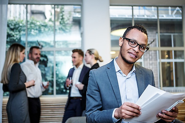 포토 JPG 서양인 응시 여자 남자 40대 흑인 비즈니스 회의 실내 대화 서기 들기 사람 정장 여러명 상반신 20대 성인 앞모습 옆모습 30대 비즈니스라이프 마주보기 업무 비즈니스맨 비즈니스우먼 창가 회의실 리더 문서 오피스룩 갸우뚱 성인만 안경낌 팀장 국내포토 외국인 라이프스타일 시선 옷 안경 뷰포인트 중년 다수 창문 모션 말하기 청년 내부 장년 작업 직장인 파일형식