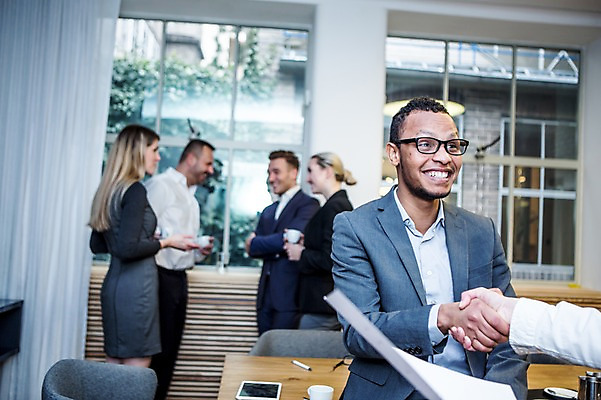 포토 JPG 서양인 여자 남자 40대 50대 흑인 비즈니스 회의 악수 실내 대화 서기 미소 웃음 들기 사람 정장 여러명 상반신 20대 성인 앞모습 옆모습 뒷모습 30대 비즈니스라이프 마주보기 기쁨 업무 비즈니스맨 비즈니스우먼 창가 책상 회의실 문서 오피스룩 성인만 안경낌 국내포토 외국인 라이프스타일 옷 감정 안경 뷰포인트 중년 가구 다수 창문 모션 표정 말하기 손짓 청년 내부 장년 작업 직장인 파일형식