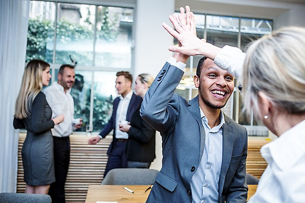 포토 JPG 서양인 여자 남자 40대 50대 흑인 비즈니스 회의 실내 대화 서기 사람 정장 여러명 상반신 20대 성인 앞모습 옆모습 뒷모습 30대 비즈니스라이프 기쁨 업무 비즈니스맨 비즈니스우먼 창가 책상 회의실 격려 하이파이브 오피스룩 성인만 국내포토 외국인 라이프스타일 옷 감정 뷰포인트 중년 가구 다수 창문 모션 말하기 손짓 청년 내부 장년 작업 직장인 파일형식