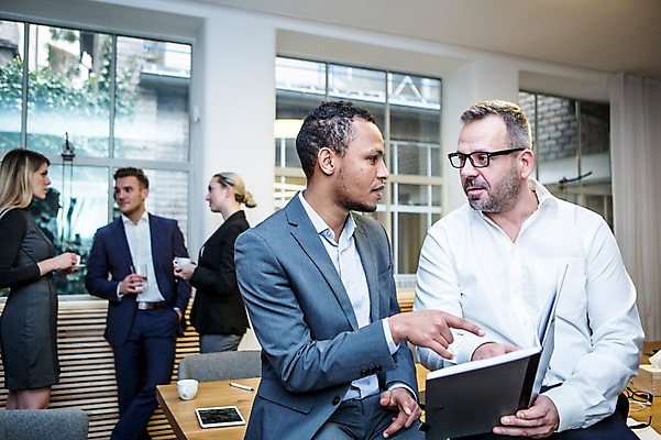 포토 JPG 서양인 응시 여자 남자 40대 흑인 비즈니스 회의 실내 대화 서기 들기 사람 정장 여러명 상반신 20대 성인 앞모습 옆모습 30대 비즈니스라이프 태블릿 펜 마주보기 가리킴 업무 비즈니스맨 비즈니스우먼 토론 창가 책상 회의실 문서 걸터앉기 오피스룩 성인만 안경낌 국내포토 외국인 라이프스타일 시선 옷 안경 뷰포인트 중년 가구 다수 창문 모션 말하기 앉기 손짓 청년 내부 장년 전자제품 스마트기기 필기구 작업 직장인 파일형식