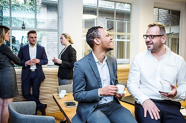 포토 JPG 서양인 여자 남자 40대 흑인 비즈니스 회의 실내 대화 서기 미소 웃음 들기 사람 정장 여러명 상반신 20대 성인 앞모습 옆모습 30대 비즈니스라이프 마주보기 팔짱 업무 비즈니스맨 비즈니스우먼 커피잔 토론 창가 책상 회의실 즐거움 걸터앉기 오피스룩 사무용의자 성인만 안경낌 국내포토 외국인 라이프스타일 옷 감정 안경 커피 뷰포인트 중년 가구 다수 의자 창문 모션 잔 표정 말하기 앉기 청년 내부 장년 작업 직장인 파일형식