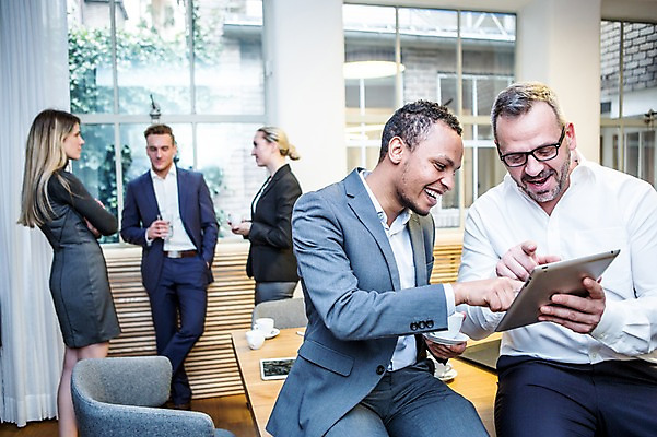 포토 JPG 서양인 응시 여자 남자 40대 흑인 비즈니스 회의 실내 대화 서기 미소 웃음 들기 사람 정장 여러명 상반신 20대 성인 앞모습 옆모습 30대 비즈니스라이프 태블릿 팔짱 기쁨 가리킴 업무 비즈니스맨 비즈니스우먼 커피잔 토론 창가 책상 회의실 걸터앉기 오피스룩 사무용의자 성인만 안경낌 국내포토 외국인 라이프스타일 시선 옷 감정 안경 커피 뷰포인트 중년 가구 다수 의자 창문 모션 잔 표정 말하기 앉기 손짓 청년 내부 장년 전자제품 스마트기기 작업 직장인 파일형식