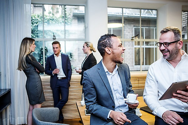 포토 JPG 서양인 여자 남자 40대 흑인 비즈니스 회의 실내 대화 웃음 들기 사람 정장 여러명 상반신 20대 성인 앞모습 옆모습 30대 비즈니스라이프 태블릿 마주보기 업무 비즈니스맨 비즈니스우먼 커피잔 창가 책상 회의실 즐거움 걸터앉기 오피스룩 성인만 안경낌 국내포토 외국인 라이프스타일 옷 감정 안경 커피 뷰포인트 중년 가구 다수 창문 모션 잔 표정 말하기 앉기 청년 내부 장년 전자제품 스마트기기 작업 직장인 파일형식