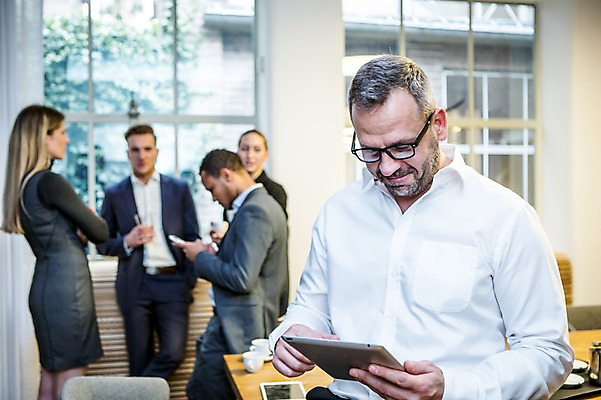 포토 JPG 서양인 응시 여자 남자 40대 흑인 비즈니스 회의 실내 대화 서기 미소 사람 정장 여러명 상반신 20대 성인 앞모습 옆모습 30대 비즈니스라이프 스마트폰 태블릿 업무 비즈니스맨 비즈니스우먼 창가 책상 회의실 리더 걸터앉기 오피스룩 성인만 안경낌 팀장 국내포토 외국인 라이프스타일 시선 옷 안경 뷰포인트 중년 가구 다수 창문 모션 표정 말하기 앉기 청년 내부 장년 전자제품 핸드폰 스마트기기 작업 직장인 파일형식