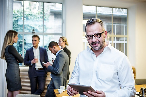 포토 JPG 서양인 응시 여자 남자 40대 흑인 비즈니스 회의 실내 대화 서기 미소 들기 사람 정장 여러명 상반신 20대 성인 앞모습 옆모습 30대 비즈니스라이프 태블릿 마주보기 업무 비즈니스맨 비즈니스우먼 창가 회의실 리더 오피스룩 성인만 안경낌 팀장 국내포토 외국인 라이프스타일 시선 옷 안경 뷰포인트 중년 다수 창문 모션 표정 말하기 청년 내부 장년 전자제품 스마트기기 작업 직장인 파일형식