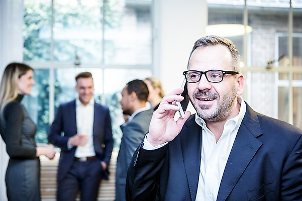 포토 JPG 서양인 여자 남자 40대 흑인 비즈니스 회의 실내 대화 서기 미소 사람 정장 여러명 상반신 20대 성인 앞모습 옆모습 30대 비즈니스라이프 스마트폰 마주보기 업무 비즈니스맨 비즈니스우먼 창가 회의실 통화 오피스룩 성인만 안경낌 국내포토 외국인 라이프스타일 옷 안경 뷰포인트 중년 다수 창문 모션 표정 말하기 청년 내부 장년 핸드폰 스마트기기 작업 직장인 파일형식