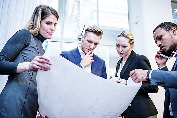 포토 JPG 서양인 응시 여자 남자 흑인 생각 비즈니스 회의 실내 대화 서기 사람 정장 여러명 상반신 20대 성인 앞모습 옆모습 30대 비즈니스라이프 스마트폰 펼침 설계도 잡기 업무 비즈니스맨 비즈니스우먼 토론 회의실 고민 통화 오피스룩 성인만 국내포토 외국인 라이프스타일 시선 옷 감정 뷰포인트 다수 모션 건설업 말하기 청년 내부 장년 핸드폰 스마트기기 작업 직장인 파일형식