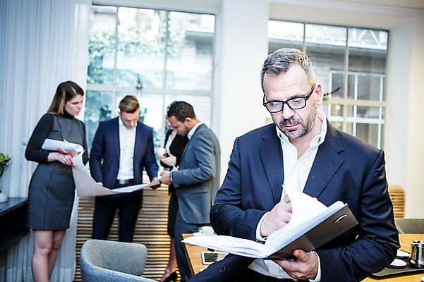 포토 JPG 서양인 응시 여자 남자 40대 흑인 비즈니스 회의 실내 대화 서기 사람 정장 여러명 상반신 20대 성인 앞모습 옆모습 30대 비즈니스라이프 설계도 업무 비즈니스맨 비즈니스우먼 창가 책상 회의실 리더 문서 걸터앉기 오피스룩 사무용의자 성인만 안경낌 팀장 국내포토 외국인 라이프스타일 시선 옷 안경 뷰포인트 중년 가구 다수 의자 창문 모션 건설업 말하기 앉기 청년 내부 장년 작업 직장인 파일형식