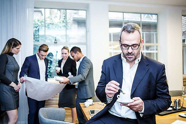 포토 JPG 서양인 응시 여자 남자 40대 흑인 비즈니스 회의 실내 대화 서기 들기 사람 정장 여러명 상반신 20대 성인 앞모습 옆모습 30대 비즈니스라이프 설계도 업무 비즈니스맨 비즈니스우먼 커피잔 티스푼 창가 책상 회의실 리더 걸터앉기 오피스룩 성인만 안경낌 팀장 국내포토 외국인 라이프스타일 시선 옷 안경 커피 뷰포인트 중년 가구 다수 창문 모션 잔 건설업 말하기 앉기 청년 내부 장년 숟가락 작업 직장인 파일형식