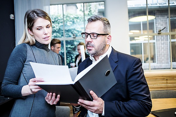 포토 JPG 서양인 응시 여자 남자 40대 비즈니스 창문 회의 실내 대화 서기 사람 정장 여러명 상반신 20대 성인 앞모습 옆모습 30대 비즈니스라이프 업무 비즈니스맨 비즈니스우먼 토론 회의실 문서 오피스룩 성인만 안경낌 국내포토 외국인 라이프스타일 시선 옷 안경 뷰포인트 중년 다수 모션 말하기 청년 내부 장년 작업 직장인 파일형식