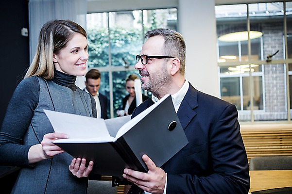 포토 JPG 서양인 응시 여자 남자 40대 비즈니스 회의 실내 서기 미소 들기 사람 정장 여러명 상반신 20대 성인 앞모습 옆모습 30대 비즈니스라이프 마주보기 업무 비즈니스맨 비즈니스우먼 토론 창가 회의실 문서 오피스룩 성인만 안경낌 국내포토 외국인 라이프스타일 시선 옷 안경 뷰포인트 중년 다수 창문 모션 표정 청년 내부 장년 작업 직장인 파일형식