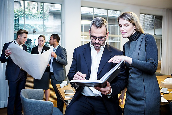 포토 JPG 서양인 응시 여자 남자 40대 흑인 비즈니스 회의 실내 대화 서기 사람 앉기 정장 여러명 상반신 20대 성인 앞모습 옆모습 30대 비즈니스라이프 펜 설계도 가리킴 기록 업무 비즈니스맨 비즈니스우먼 토론 창가 책상 회의실 문서 오피스룩 사무용의자 성인만 안경낌 국내포토 외국인 라이프스타일 시선 옷 안경 뷰포인트 중년 가구 다수 의자 창문 모션 건설업 말하기 손짓 청년 내부 장년 필기구 작업 직장인 파일형식