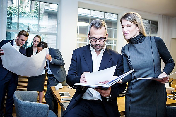 포토 JPG 서양인 응시 여자 남자 40대 흑인 비즈니스 회의 실내 대화 서기 들기 사람 정장 여러명 상반신 20대 성인 앞모습 옆모습 30대 비즈니스라이프 설계도 업무 비즈니스맨 비즈니스우먼 토론 창가 책상 회의실 문서 오피스룩 사무용의자 성인만 안경낌 국내포토 외국인 라이프스타일 시선 옷 안경 뷰포인트 중년 가구 다수 의자 창문 모션 건설업 말하기 청년 내부 장년 작업 직장인 파일형식