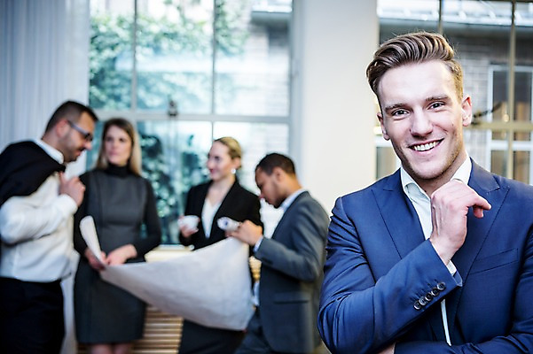 포토 JPG 서양인 응시 여자 남자 40대 흑인 비즈니스 회의 실내 대화 서기 미소 사람 정장 여러명 상반신 20대 성인 앞모습 옆모습 30대 비즈니스라이프 설계도 업무 비즈니스맨 비즈니스우먼 창가 회의실 리더 오피스룩 성인만 팀장 국내포토 외국인 라이프스타일 시선 옷 뷰포인트 중년 다수 창문 모션 건설업 표정 말하기 청년 내부 장년 작업 직장인 파일형식